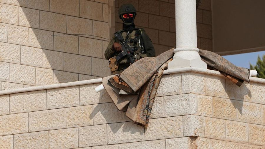 Kondisi kerusakan pada sebuah masjid usai terbakar usai serangan yang menurut warga Palestina setempat dilakukan oleh pemukim Israel di desa Deir Istiya, dekat Salfit di Tepi Barat yang diduduki Israel, Kamis (13/11/2025). (REUTERS/Ali Sawafta)