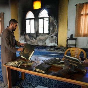Keji! Pemukim Israel Serbu Masjid Palestina, Al Quran Dibakar