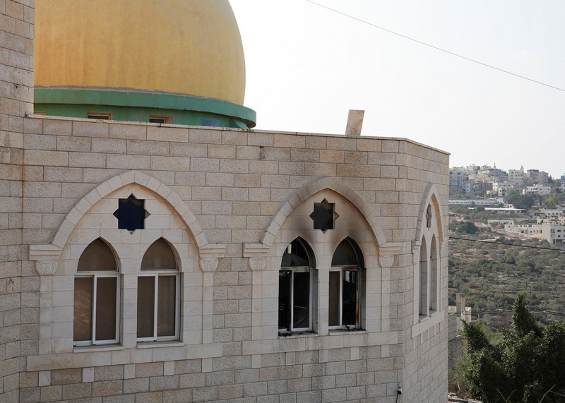 Kondisi kerusakan pada sebuah masjid usai terbakar usai serangan yang menurut warga Palestina setempat dilakukan oleh pemukim Israel di desa Deir Istiya, dekat Salfit di Tepi Barat yang diduduki Israel, Kamis (13/11/2025). (REUTERS/Ali Sawafta)