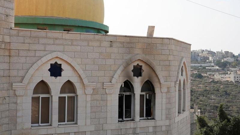 Kondisi kerusakan pada sebuah masjid usai terbakar usai serangan yang menurut warga Palestina setempat dilakukan oleh pemukim Israel di desa Deir Istiya, dekat Salfit di Tepi Barat yang diduduki Israel, Kamis (13/11/2025). (REUTERS/Ali Sawafta)