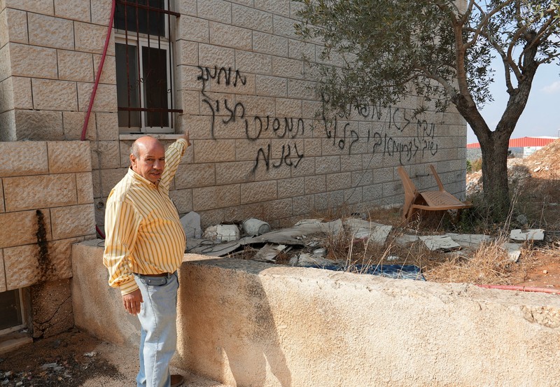 Kondisi kerusakan pada sebuah masjid usai terbakar usai serangan yang menurut warga Palestina setempat dilakukan oleh pemukim Israel di desa Deir Istiya, dekat Salfit di Tepi Barat yang diduduki Israel, Kamis (13/11/2025). (REUTERS/Ali Sawafta)