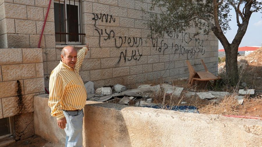 Kondisi kerusakan pada sebuah masjid usai terbakar usai serangan yang menurut warga Palestina setempat dilakukan oleh pemukim Israel di desa Deir Istiya, dekat Salfit di Tepi Barat yang diduduki Israel, Kamis (13/11/2025). (REUTERS/Ali Sawafta)