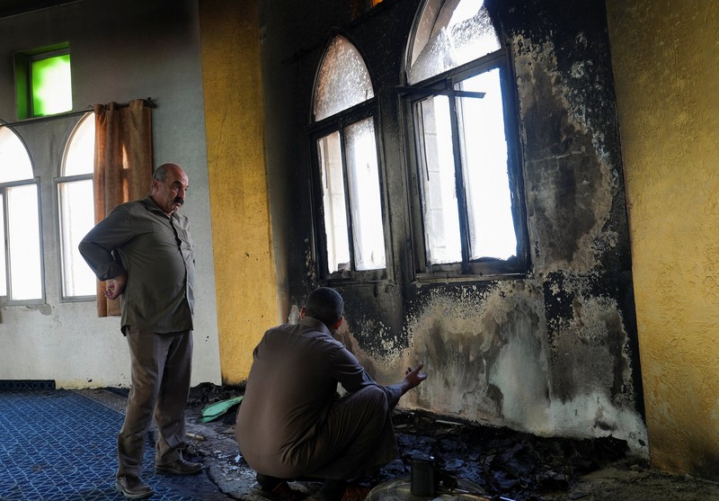 Kondisi kerusakan pada sebuah masjid usai terbakar usai serangan yang menurut warga Palestina setempat dilakukan oleh pemukim Israel di desa Deir Istiya, dekat Salfit di Tepi Barat yang diduduki Israel, Kamis (13/11/2025). (REUTERS/Ali Sawafta)