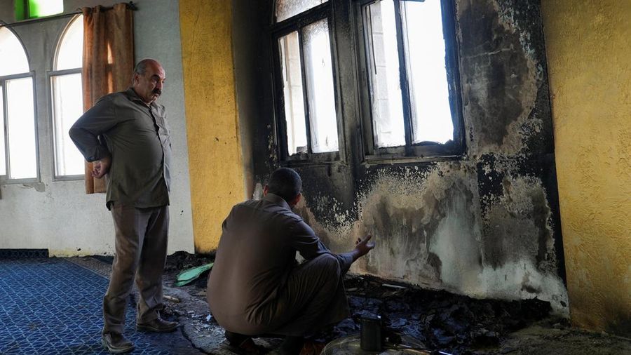 Kondisi kerusakan pada sebuah masjid usai terbakar usai serangan yang menurut warga Palestina setempat dilakukan oleh pemukim Israel di desa Deir Istiya, dekat Salfit di Tepi Barat yang diduduki Israel, Kamis (13/11/2025). (REUTERS/Ali Sawafta)