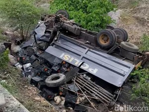 Truk Polisi Bawa Amunisi TNI Terguling di Dompu NTB
