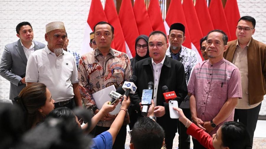 Menteri Sekretaris Negara Prasetyo Hadi, Wakil Ketua DPR RI Sufmi Dasco Ahmad, dan Kepala Badan Komunikasi Pemerintah Angga Raka Prabowo, bersama dua guru yang mendapatkan hak rehabilitasi. (Dok. BPMI)