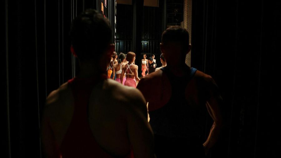 Hitomi Harigae, 38 tahun, manajer Muscle Girls, sebuah bar bertema kebugaran, memamerkan otot-ototnya saat pertunjukan tari di Tokyo, Jepang, 25 Juli 2025. 