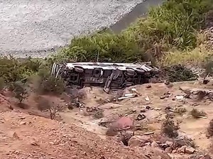 Video Ngeri! Bus Terjun ke Jurang di Peru, 37 Orang Tewas