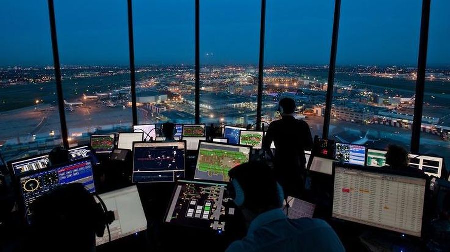 Petugas Air Traffic Controller (ATC). (Dok. Institut Teknologi Dirgantara Adisutjipto)