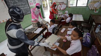 Power Rangers Antar Makan Bergizi Gratis untuk Siswa di Kediri
