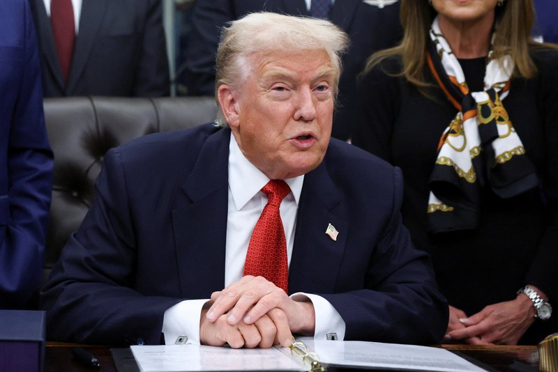 Presiden AS Donald Trump duduk di dalam Ruang Oval, pada hari ia diperkirakan akan menandatangani rancangan undang-undang pendanaan untuk mengakhiri penutupan pemerintah AS, di Gedung Putih di Washington, D.C., 12 November 2025. (REUTERS/Kevin Lamarque)