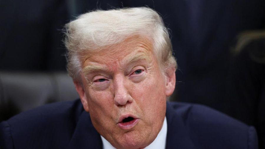 Presiden AS Donald Trump berbicara di dalam Ruang Oval, pada hari ia diperkirakan akan menandatangani rancangan undang-undang pendanaan untuk mengakhiri penutupan pemerintah AS, di Gedung Putih di Washington, D.C., 12 November 2025. (REUTERS/Kevin Lamarque)