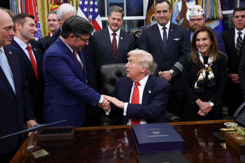 Presiden AS Donald Trump duduk di dalam Ruang Oval, pada hari ia diperkirakan akan menandatangani rancangan undang-undang pendanaan untuk mengakhiri penutupan pemerintah AS, di Gedung Putih di Washington, D.C., 12 November 2025. (REUTERS/Kevin Lamarque)