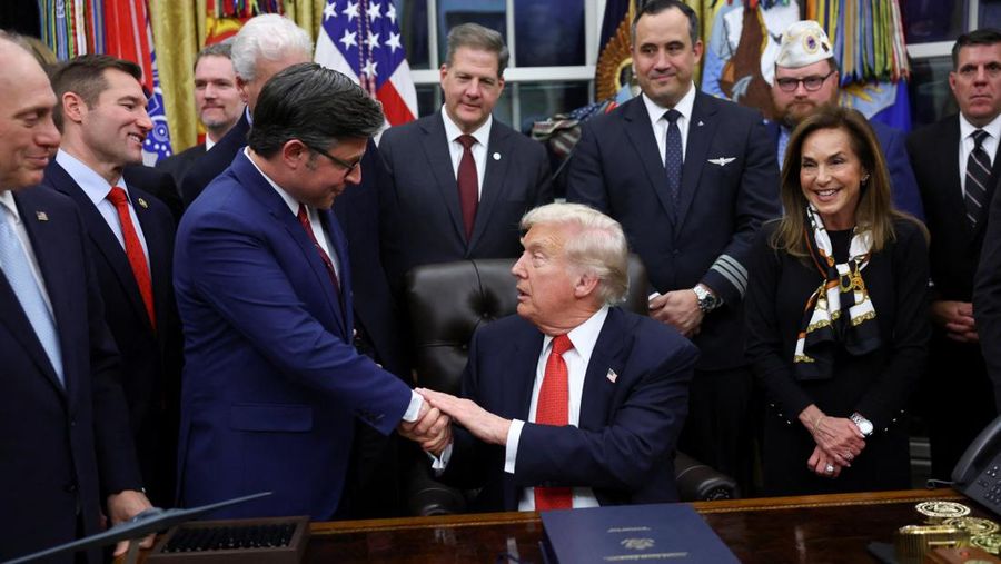 Presiden AS Donald Trump duduk di dalam Ruang Oval, pada hari ia diperkirakan akan menandatangani rancangan undang-undang pendanaan untuk mengakhiri penutupan pemerintah AS, di Gedung Putih di Washington, D.C., 12 November 2025. (REUTERS/Kevin Lamarque)