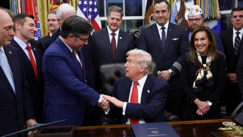 Presiden AS Donald Trump duduk di dalam Ruang Oval, pada hari ia diperkirakan akan menandatangani rancangan undang-undang pendanaan untuk mengakhiri penutupan pemerintah AS, di Gedung Putih di Washington, D.C., 12 November 2025. (REUTERS/Kevin Lamarque)