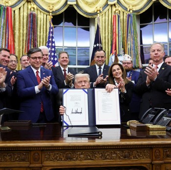 Detik-Detik Trump Resmi Hentikan Shutdown yang Bikin AS Lumpuh