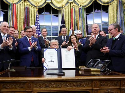 Detik-Detik Trump Resmi Hentikan Shutdown yang Bikin AS Lumpuh