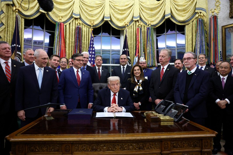 Presiden AS Donald Trump duduk di dalam Ruang Oval, pada hari ia diperkirakan akan menandatangani rancangan undang-undang pendanaan untuk mengakhiri penutupan pemerintah AS, di Gedung Putih di Washington, D.C., 12 November 2025. (REUTERS/Kevin Lamarque)