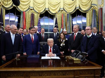 Trump Bakal Larang Orang Obesitas-Kanker Masuk AS, Ini Alasannya