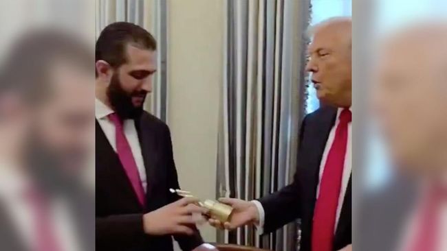 Momen Trump Semprot Parfum ke Presiden Suriah, Tanya Istri Berapa