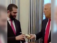 Momen Trump Semprot Parfum ke Presiden Suriah, Tanya Istri Berapa