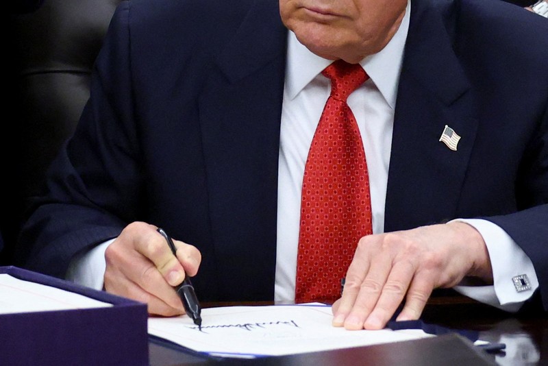 Presiden AS Donald Trump duduk di dalam Ruang Oval, pada hari ia diperkirakan akan menandatangani rancangan undang-undang pendanaan untuk mengakhiri penutupan pemerintah AS, di Gedung Putih di Washington, D.C., 12 November 2025. (REUTERS/Kevin Lamarque)