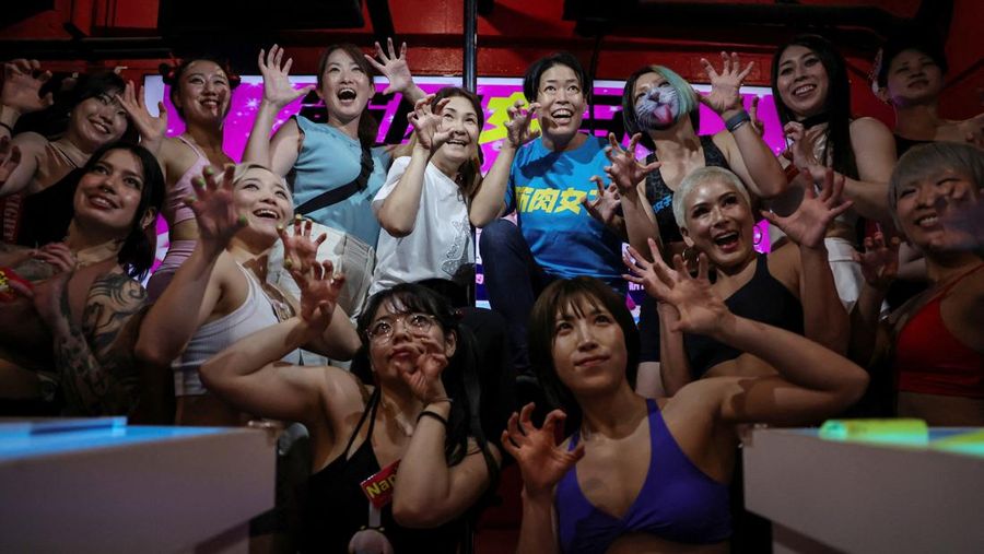 Hitomi Harigae, 38 tahun, manajer Muscle Girls, sebuah bar bertema kebugaran, memamerkan otot-ototnya saat pertunjukan tari di Tokyo, Jepang, 25 Juli 2025. 