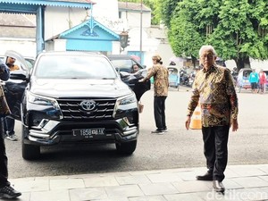 Sejumlah Kerabat Keraton Solo Tiba Jelang Pertemuan Bahas Suksesi