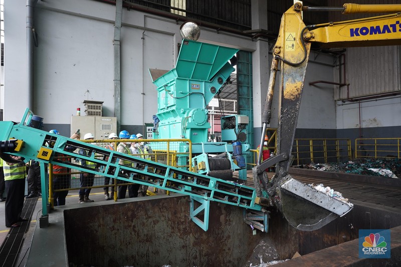 Mendag Budi Santoso dalam pemusnahan 500 Balpres di PT Prasadha Pamunah Limbah Industri di Kabupaten Bogor, Jumat (14/11/2025). (CNBC Indonesia/Ferry Sandi)