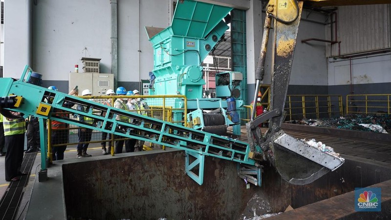 Mendag Budi Santoso dalam pemusnahan 500 Balpres di PT Prasadha Pamunah Limbah Industri di Kabupaten Bogor, Jumat (14/11/2025). (CNBC Indonesia/Ferry Sandi)