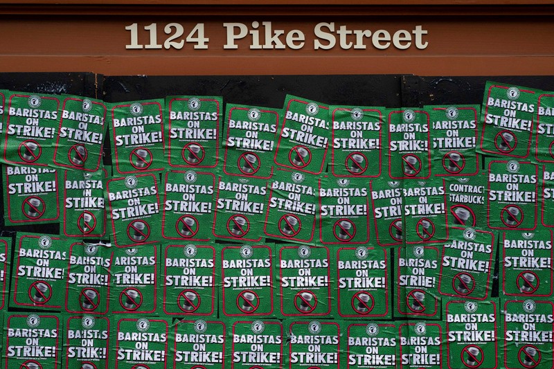 Barista Starbucks melakukan aksi mogok kerja pada salah lokasi gerai Starbucks Reserve Roastery yang telah tutupdi Seattle, Washington, AS, Kamis (13/11/2025). (REUTERS/David Ryder)