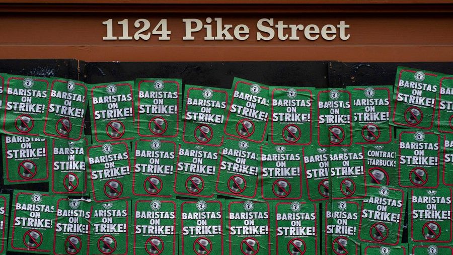Barista Starbucks melakukan aksi mogok kerja pada salah lokasi gerai Starbucks Reserve Roastery yang telah tutupdi Seattle, Washington, AS, Kamis (13/11/2025). (REUTERS/David Ryder)