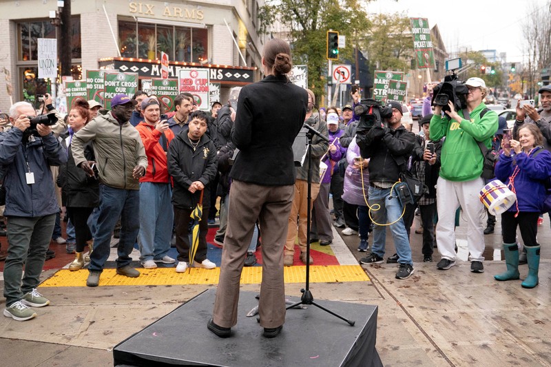 Barista Starbucks melakukan aksi mogok kerja pada salah lokasi gerai Starbucks Reserve Roastery yang telah tutupdi Seattle, Washington, AS, Kamis (13/11/2025). (REUTERS/David Ryder)