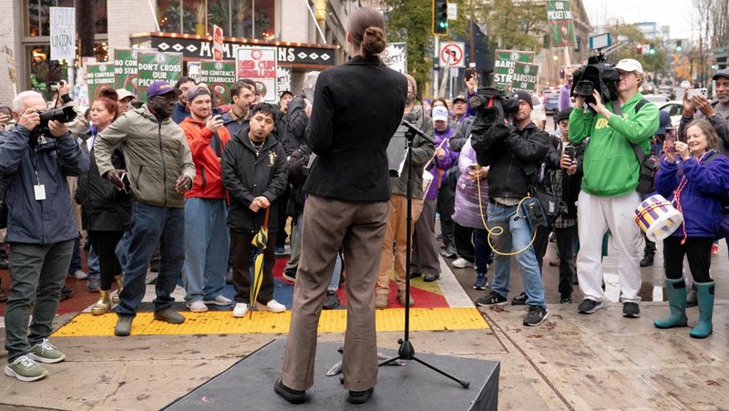 Barista Starbucks melakukan aksi mogok kerja pada salah lokasi gerai Starbucks Reserve Roastery yang telah tutupdi Seattle, Washington, AS, Kamis (13/11/2025). (REUTERS/David Ryder)