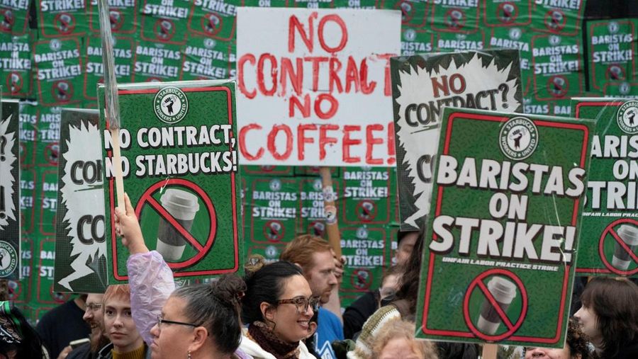 Barista Starbucks melakukan aksi mogok kerja pada salah lokasi gerai Starbucks Reserve Roastery yang telah tutupdi Seattle, Washington, AS, Kamis (13/11/2025). (REUTERS/David Ryder)