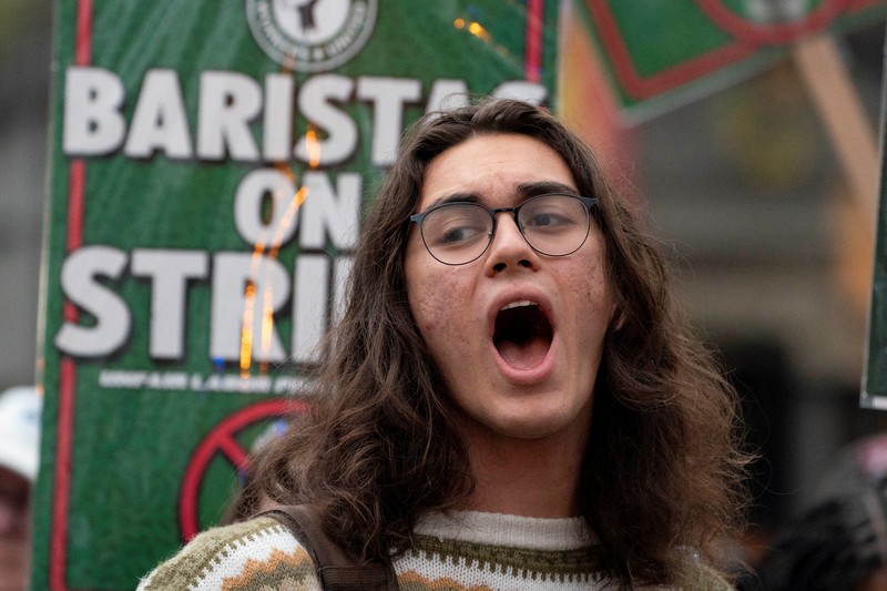 Barista Starbucks melakukan aksi mogok kerja pada salah lokasi gerai Starbucks Reserve Roastery yang telah tutupdi Seattle, Washington, AS, Kamis (13/11/2025). (REUTERS/David Ryder)