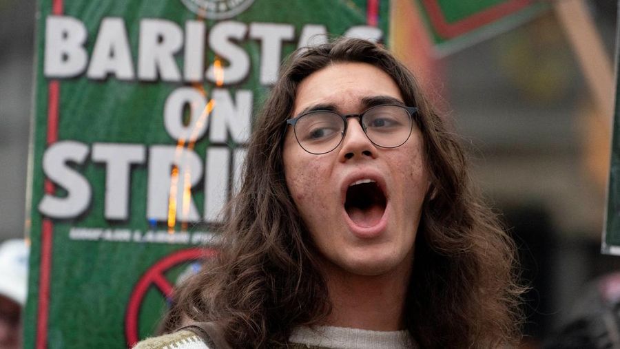 Barista Starbucks melakukan aksi mogok kerja pada salah lokasi gerai Starbucks Reserve Roastery yang telah tutupdi Seattle, Washington, AS, Kamis (13/11/2025). (REUTERS/David Ryder)