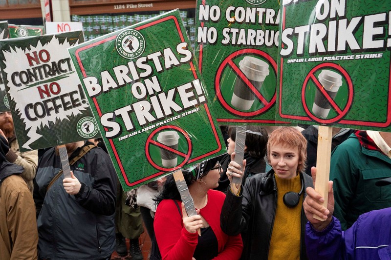 Barista Starbucks melakukan aksi mogok kerja pada salah lokasi gerai Starbucks Reserve Roastery yang telah tutupdi Seattle, Washington, AS, Kamis (13/11/2025). (REUTERS/David Ryder)
