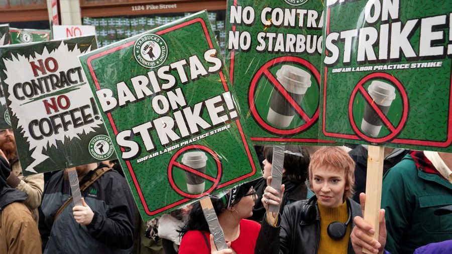 Barista Starbucks melakukan aksi mogok kerja pada salah lokasi gerai Starbucks Reserve Roastery yang telah tutupdi Seattle, Washington, AS, Kamis (13/11/2025). (REUTERS/David Ryder)