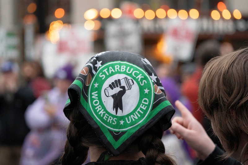 Barista Starbucks melakukan aksi mogok kerja pada salah lokasi gerai Starbucks Reserve Roastery yang telah tutupdi Seattle, Washington, AS, Kamis (13/11/2025). (REUTERS/David Ryder)