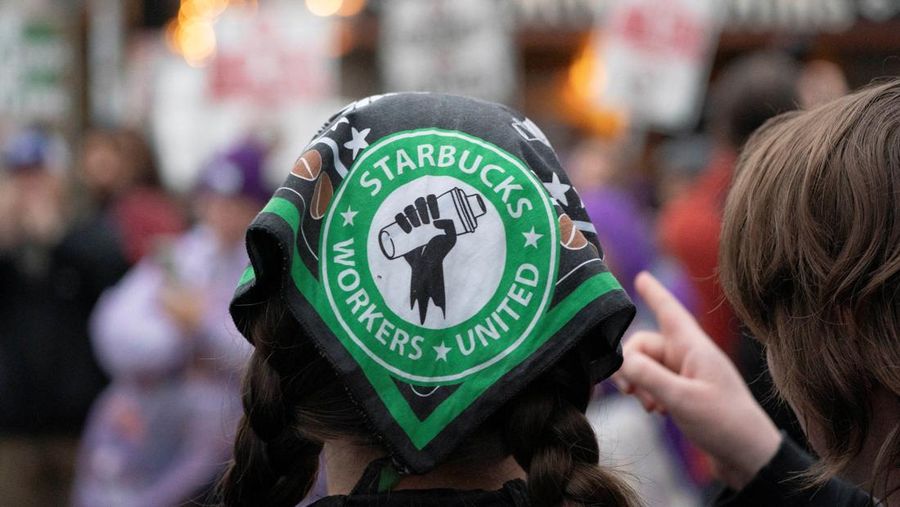 Barista Starbucks melakukan aksi mogok kerja pada salah lokasi gerai Starbucks Reserve Roastery yang telah tutupdi Seattle, Washington, AS, Kamis (13/11/2025). (REUTERS/David Ryder)