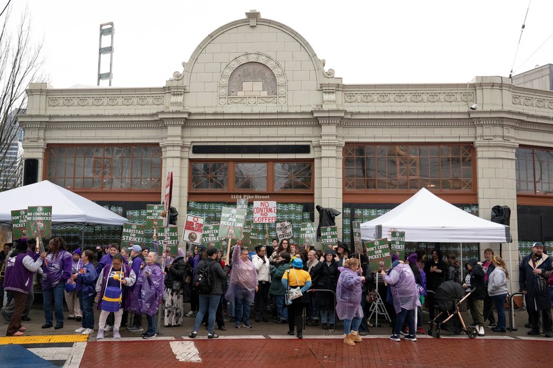 Barista Starbucks melakukan aksi mogok kerja pada salah lokasi gerai Starbucks Reserve Roastery yang telah tutupdi Seattle, Washington, AS, Kamis (13/11/2025). (REUTERS/David Ryder)