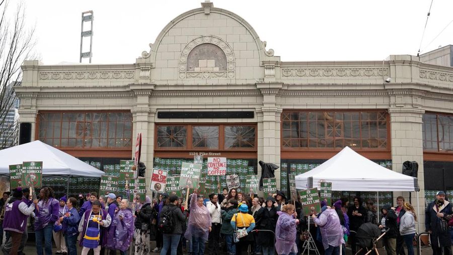 Barista Starbucks melakukan aksi mogok kerja pada salah lokasi gerai Starbucks Reserve Roastery yang telah tutupdi Seattle, Washington, AS, Kamis (13/11/2025). (REUTERS/David Ryder)