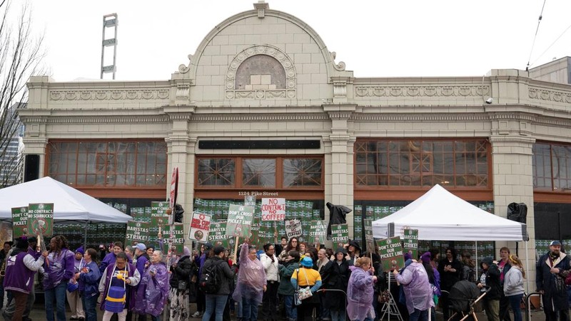 Barista Starbucks melakukan aksi mogok kerja pada salah lokasi gerai Starbucks Reserve Roastery yang telah tutupdi Seattle, Washington, AS, Kamis (13/11/2025). (REUTERS/David Ryder)