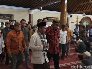 PB XIV Mangkubumi Salat Jumat Perdana di Masjid Agung Keraton Sejak Dinobatkan Jadi Raja