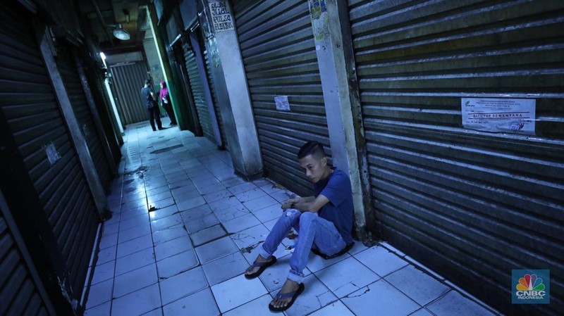 Suasana kios Pasar Pramuka yang di segel oleh Perumda Pasar Jaya, Jumat (14/11/2025). (CNBC Indonesia/Tri Susilo)