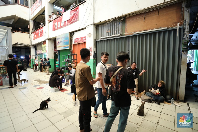 Suasana kios Pasar Pramuka yang di segel oleh Perumda Pasar Jaya, Jumat (14/11/2025). (CNBC Indonesia/Tri Susilo)