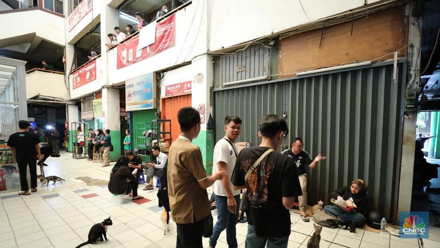 Suasana kios Pasar Pramuka yang di segel oleh Perumda Pasar Jaya, Jumat (14/11/2025). (CNBC Indonesia/Tri Susilo)