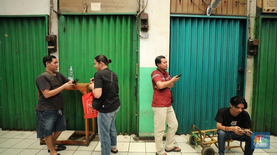 Suasana kios Pasar Pramuka yang di segel oleh Perumda Pasar Jaya, Jumat (14/11/2025). (CNBC Indonesia/Tri Susilo)