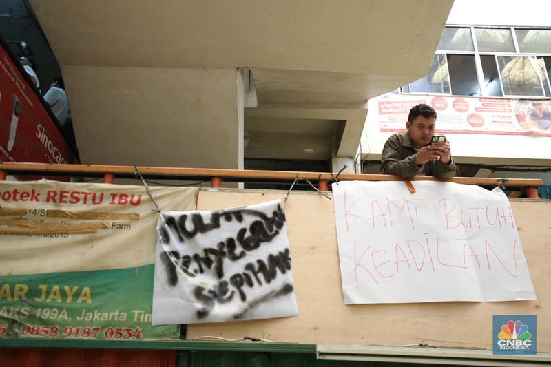 Suasana kios Pasar Pramuka yang di segel oleh Perumda Pasar Jaya, Jumat (14/11/2025). (CNBC Indonesia/Tri Susilo)